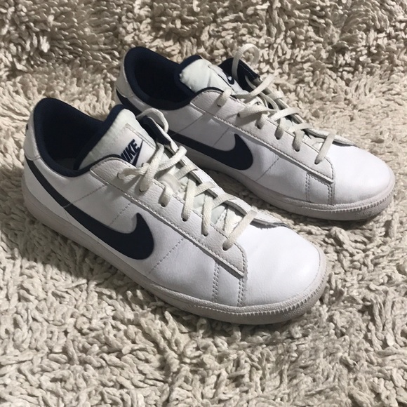 NIKE white with black swoosh. Sz 6 1/2 men 8 women NIKE white with black swoosh. Sz 6 1/2 men 8 women